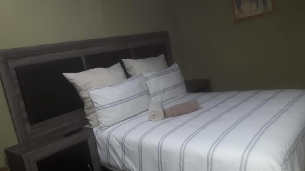 Authentic Bicycle Tours And Backpackers Pansiyon Soweto Dış mekan fotoğraf