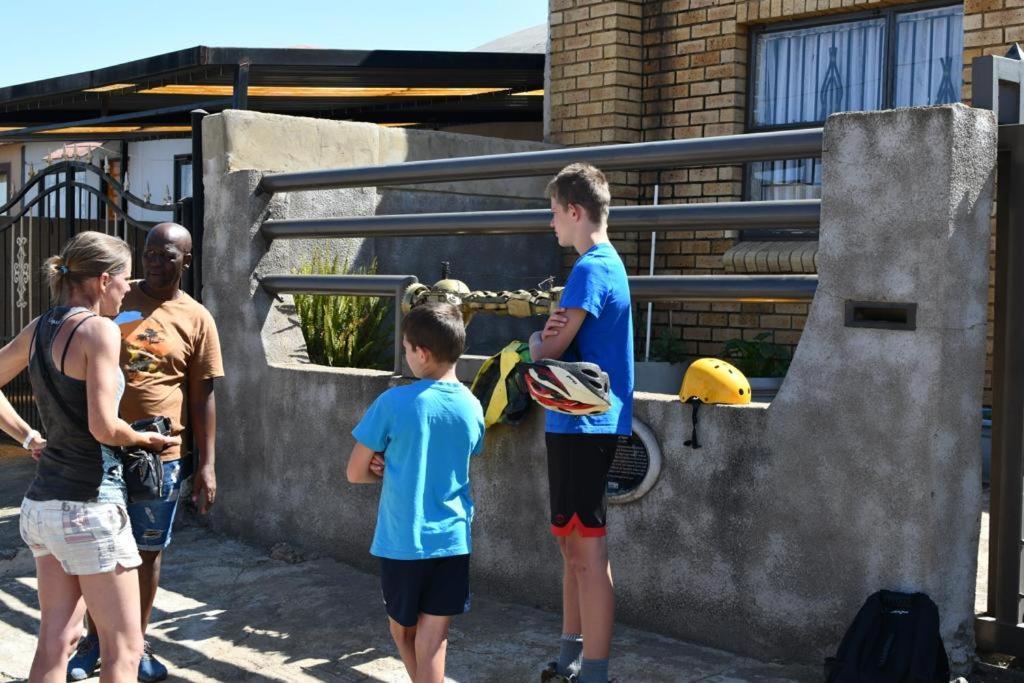Authentic Bicycle Tours And Backpackers Pansiyon Soweto Dış mekan fotoğraf