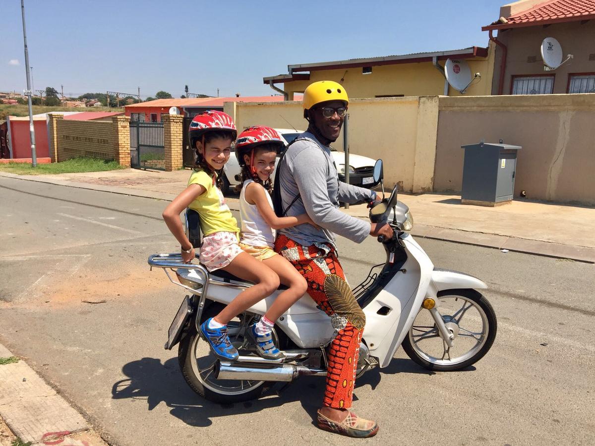 Authentic Bicycle Tours And Backpackers Pansiyon Soweto Dış mekan fotoğraf